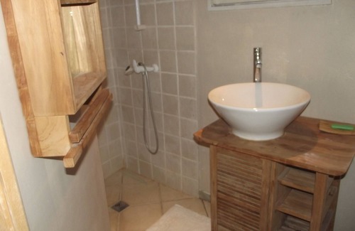 La Garde Apartment | T1 furnished with 20 m2 ground floor house with pool access.