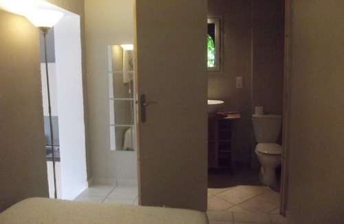 La Garde Apartment | T1 furnished with 20 m2 ground floor house with pool access.