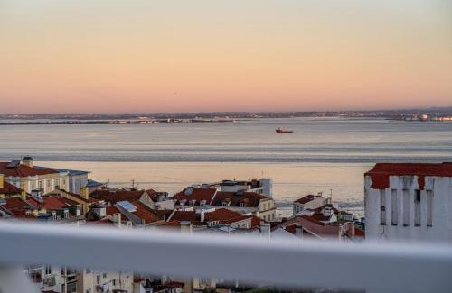 Alfama Apartment | T1 Oasis with Amazing Terrace