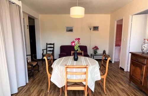 Cambo-les-Bains Apartment | T2 calme avec terrasse, parking privatif, cuisine équipée, centre de Cambo-les-Bains - FR-1-495-112