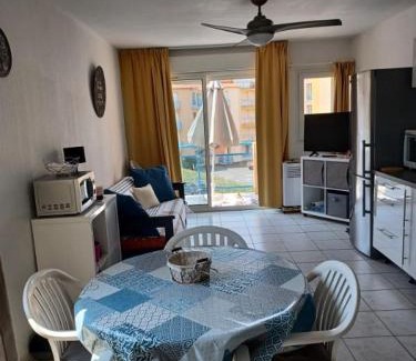 Vias Apartment | T2 climatisé front de mer avec terrasse et parking - V0742