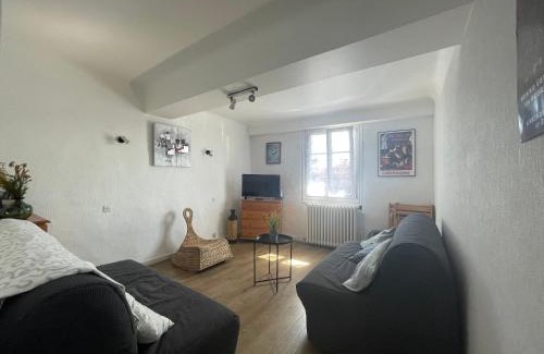 Ciboure Apartment | T2 lumineux avec Wifi dans maison basque près du cœur historique de Ciboure - Plages et port à proximité - FR-1-239-824