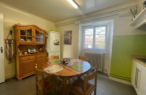 Ciboure Apartment | T2 lumineux avec Wifi dans maison basque près du cœur historique de Ciboure - Plages et port à proximité - FR-1-239-824