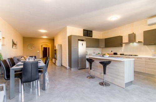 Xaghra House | Ta'Siku Gozitan villa Pool & hot tub - Happy Rentals