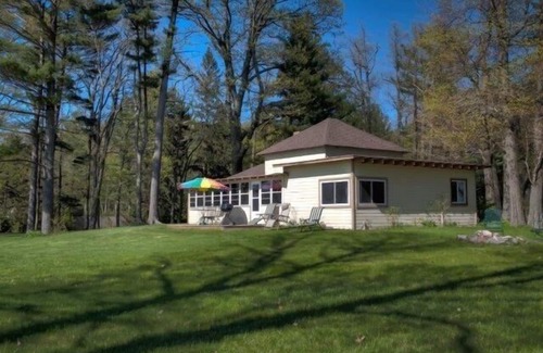 Fennville Cottage | Take a break by the lake!