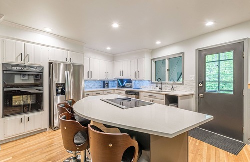 Cartersville House | Team Paradise w POOL! 7BR + Loft, Locker Rm/19pp
