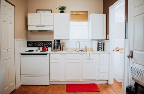 Alexandria Apartment | Temp Home King Bed WiFi Jackson St-Hwy 165 W/D