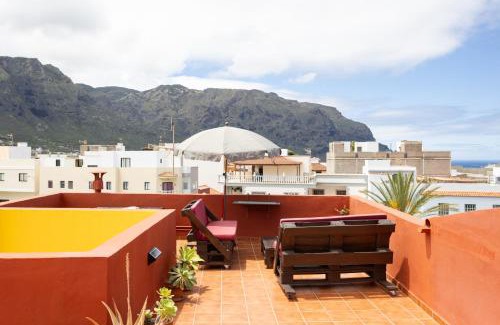 Buenavista del Norte House | TenoHomes Rustic House with Terrace & Nature Views