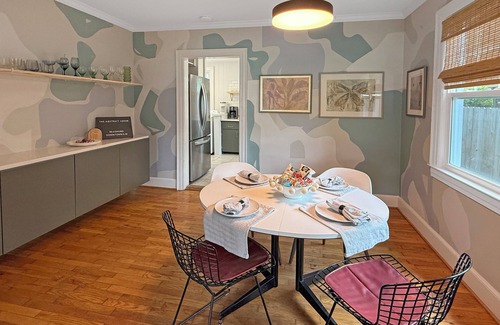 Sunset Park House | The Abstract Abode ~ Creative & Cozy Stay Curated by Local Artist -Near Downtown