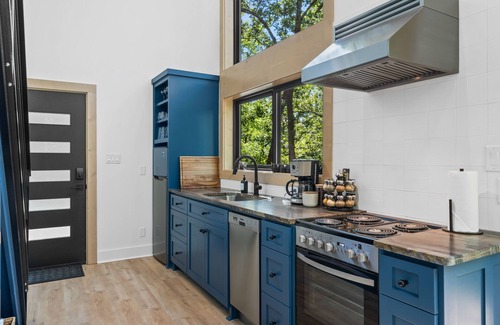 Hot Springs Cabin | The Arrow Treehouse - Sleeps 6