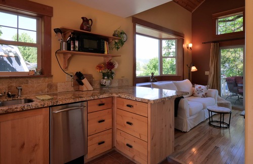Siskiyou-Hargadine Historic District Cottage | The Ashland Cottage, walk to town
