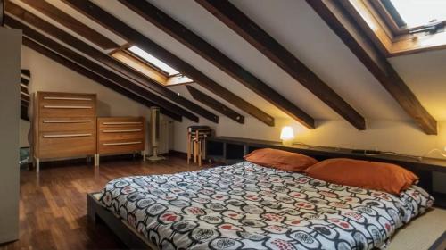Casoretto Apartment | The attic of Milan with terrace city view