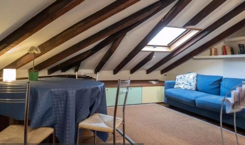 Casoretto Apartment | The attic of Milan with terrace city view