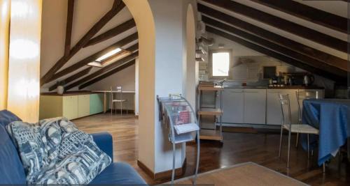 Casoretto Apartment | The attic of Milan with terrace city view