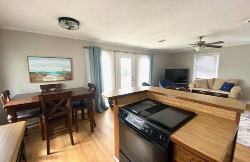 Surf City House | The Beach Barn - Dog-Friendly, Sleeps 10, Free Linen, Shibumi & RV Parking