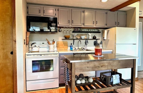 Davis Cabin | The Bear Lair-Cozy Retreat-Close to 2 Ski Resorts-Central Heating and AC