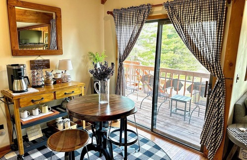 Davis Cabin | The Bear Lair-Cozy Retreat-Close to 2 Ski Resorts-Central Heating and AC