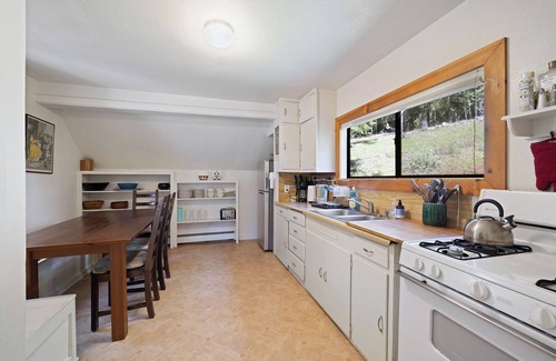 Redwood Valley House | The Beehive- 4-bedroom house at Leonard Lake Reserve