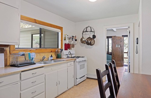 Redwood Valley House | The Beehive- 4-bedroom house at Leonard Lake Reserve