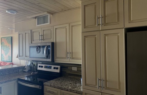 Estate Sion Farm Condo | THE BEST OF GENTLE WINDS. Luxurious unit overlooking the beach.