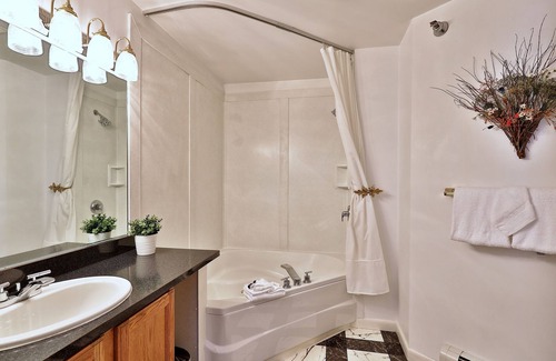 Killington Cabin | The Birch Ridge: 3 Guest Rooms W/Ensuite Baths, Fireplaces, Jacuzzi Tubs, Hot Tub & More! Block C 3 Bedroom Home