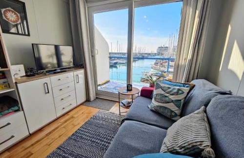 Seafront Apartment | The Boat View - Sea View - Tiny home Brighton Marina