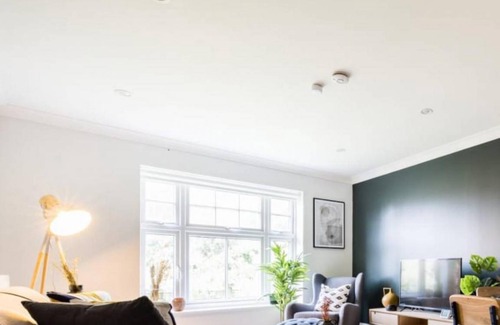 Herne Hill Apartment | The Brockwell Park Escape - Bright 2BDR Flat with Parking
