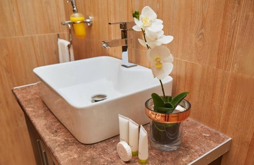Accra Hotel | The Cabin Hotel