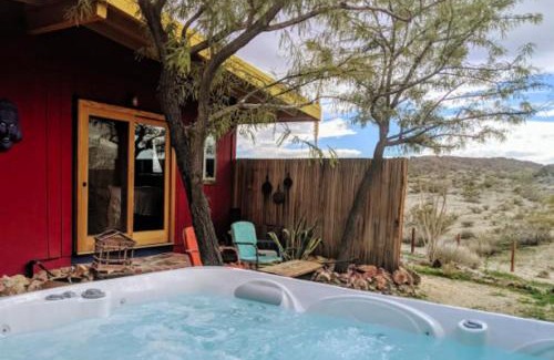 Joshua Tree House | The Cabin Under the Stars - Hot Tub, BBQ and a Firepit cabin