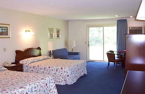Manchester Center Hotel | The Chalet Motel, A Travelodge by Wyndham