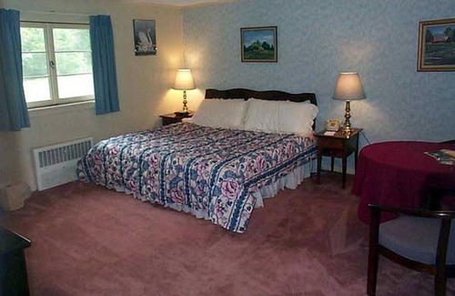 Manchester Center Hotel | The Chalet Motel, A Travelodge by Wyndham