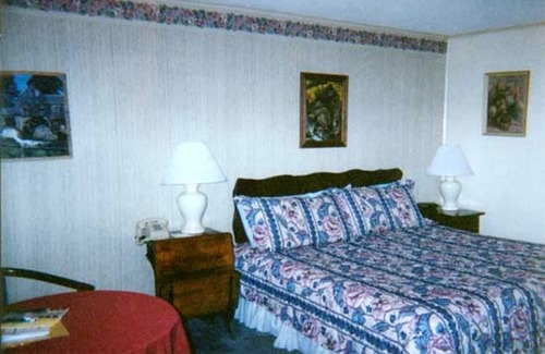 Manchester Center Hotel | The Chalet Motel, A Travelodge by Wyndham