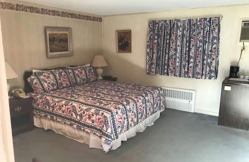 Manchester Center Hotel | The Chalet Motel, A Travelodge by Wyndham