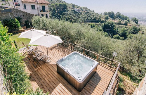Uzzano Apartment | The Citrus Village - The orange
