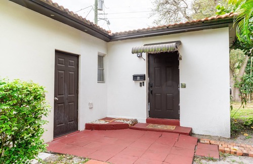 Biscayne Park Apartment | The Cozy Corner Studio in Quiet, Vibrant Biscayne Park with AC, WiFi