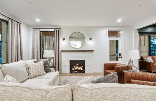 Sevierville House | The Davis Luxury Retreat Villa 1-Block from Dolly