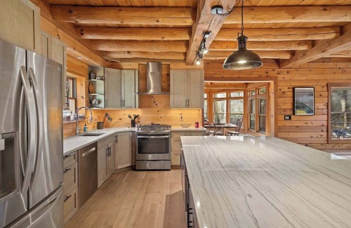 Marlboro House | The Dover Hideaway | Hot Tub & Close to Mt. Snow
