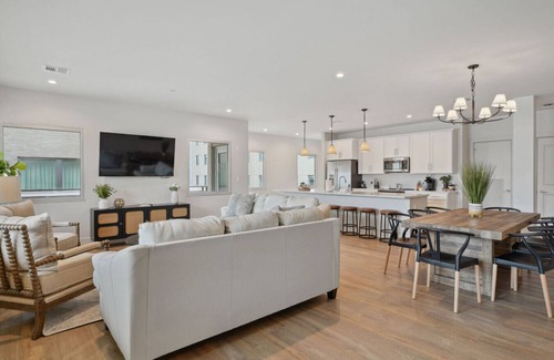 Central Business District Hotel | The Eleanor: Poolside Unit