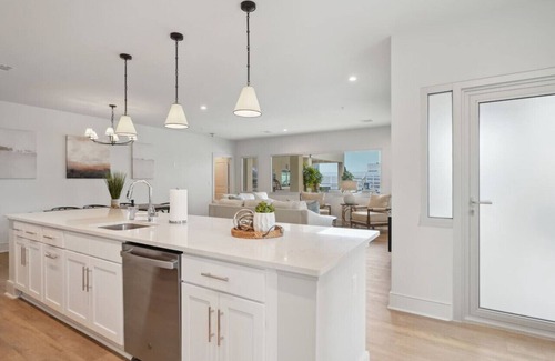Central Business District Hotel | The Eleanor: Poolside Unit