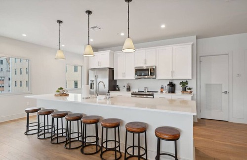 Central Business District Hotel | The Eleanor: Poolside Unit