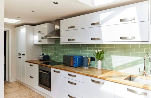 Weybridge House | The Elmbridge Getaway - Glamorous 2bdr With Garden