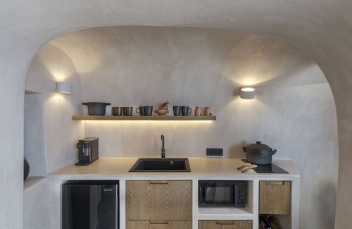 Fira Villa | The Exotic Cave Suite