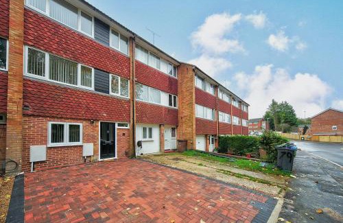 Luton House | The Falcons Nest All Ensuite Self Check In And Out Luton Airport