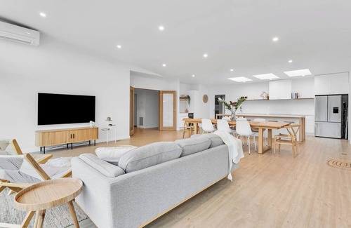 Rosebud House | The Family Beachside Escape HOUSE & GUEST HOUSE by Ready Set Stay- Pool, Linen