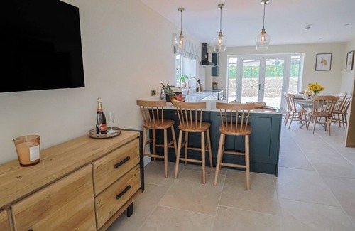 East Chinnock Cottage | THE FOX DEN, pet friendly, with hot tub in Yeovil, Somerset