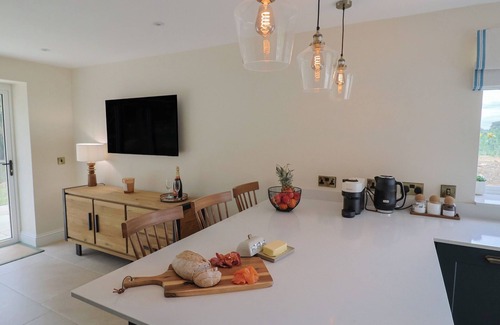 East Chinnock Cottage | THE FOX DEN, pet friendly, with hot tub in Yeovil, Somerset