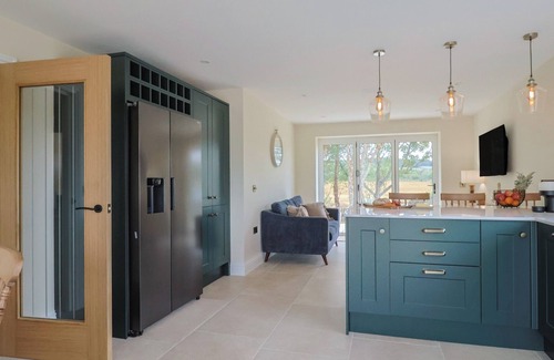 East Chinnock Cottage | THE FOX DEN, pet friendly, with hot tub in Yeovil, Somerset