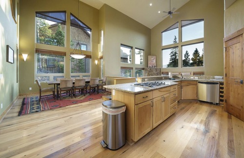 Woodmoor House | The Fox Den | Spectacular Views & Private Hot Tub with Shuttle Access to Town!