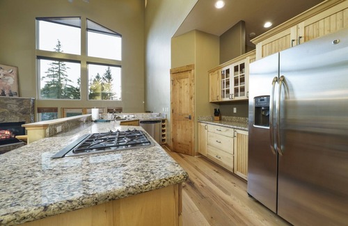 Woodmoor House | The Fox Den | Spectacular Views & Private Hot Tub with Shuttle Access to Town!