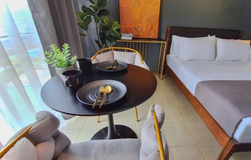 Ugong Apartment | The French Apartment Pasig - Fast Wi-Fi and pool